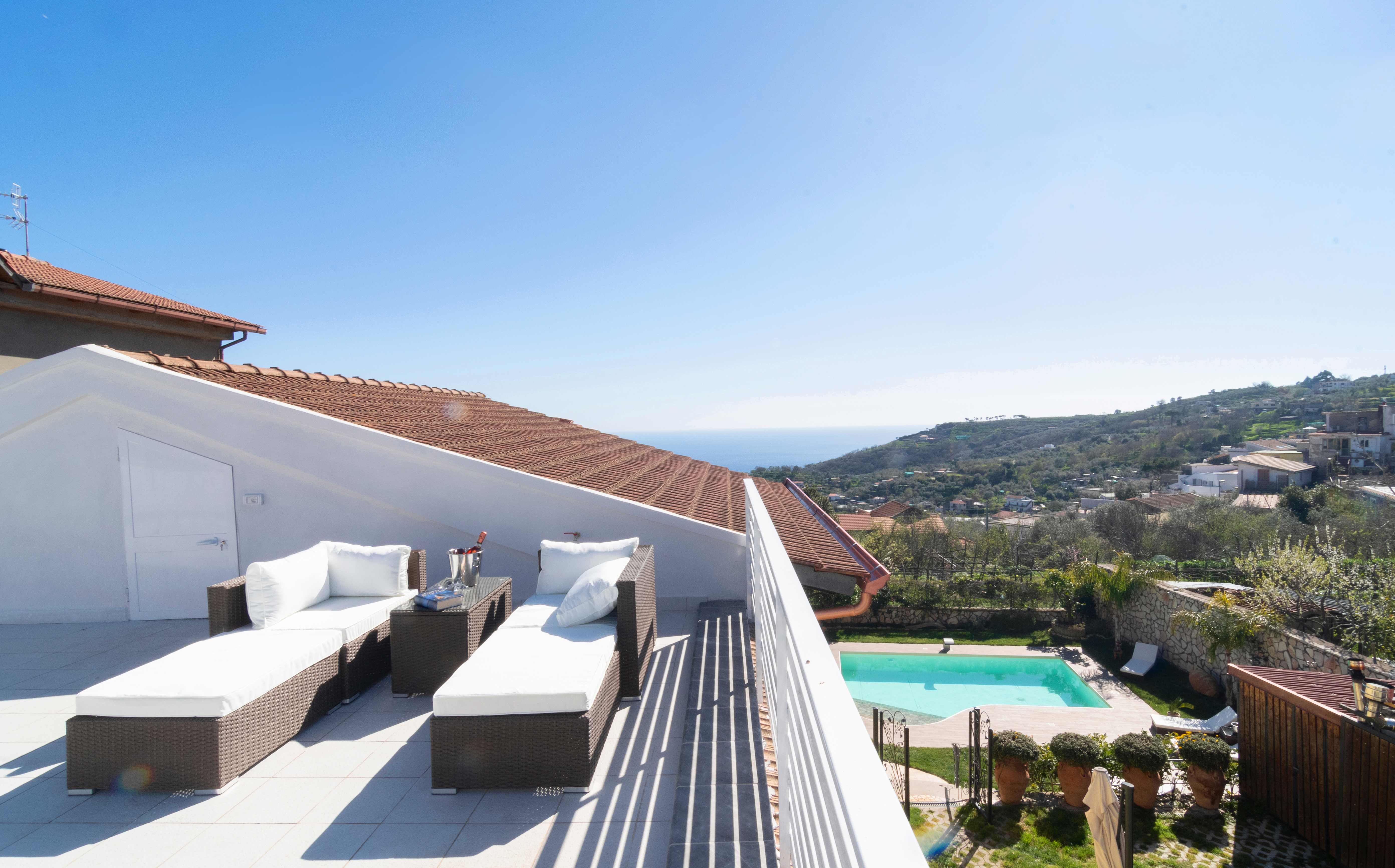 Terrazza panoramica con vista piscina e mare