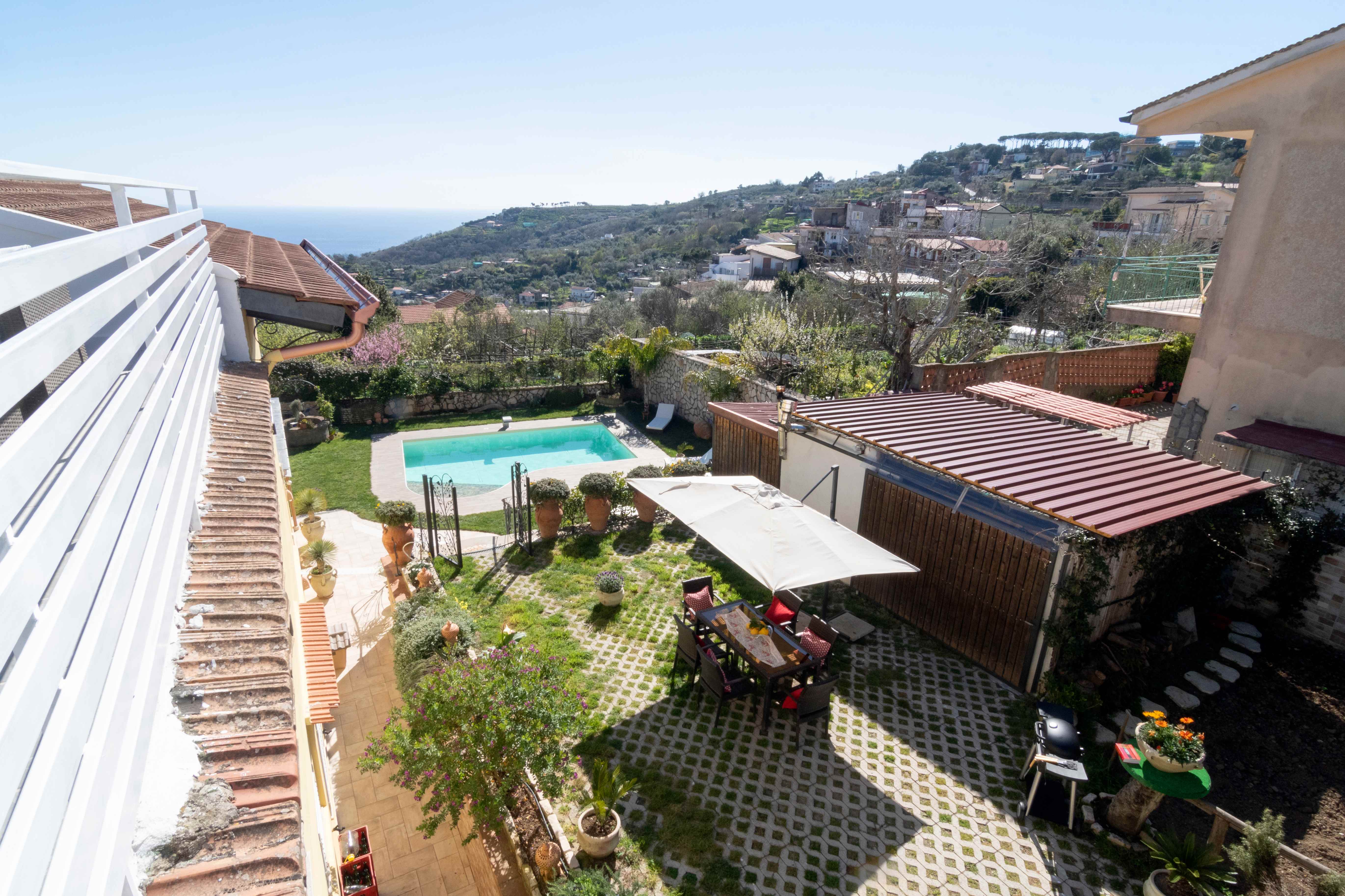 Giardino con piscina e area relax